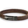 Das RANGER - Herren Wildleder Armband aus dem Isarrider online Shop. Ein besonderes Armband für Männer, das mit den Jahren immer mehr Patina und Charakter entwickelt.