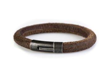 Das RANGER - Herren Wildleder Armband aus dem Isarrider online Shop. Ein besonderes Armband für Männer, das mit den Jahren immer mehr Patina und Charakter entwickelt.