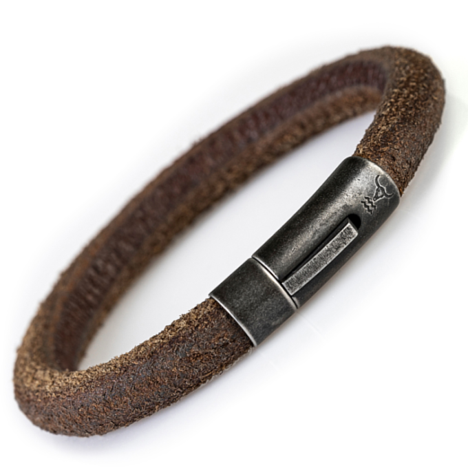 Rauh und wild - Das RANGER Herren Lederarmband in braunem vintage Wildleder. Jetzt erhätlich im Isarrider Armband online Shop. Hochwertiger Armschmuck für Männer.