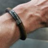 Ein maskulines Herren Lederarmband, das mit den Jahren immer mehr Patina und Charakter entwickelt. 8,5 mm vintage Wildleder. Rauh und wild, Armschmuck für Männer, individuell und angenehm zu tragen. Passt zur Lederhosn wie zur Jeans. Jetzt im Isarrider Armband Shop!
