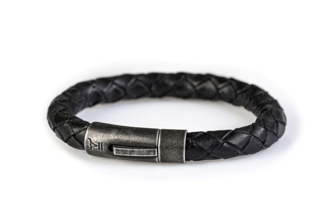 Klassisch und elegant. Aussergewöhnliches Herrenarmband aus hochwertig geflochtenem schwarzen Rindsleder. Starke 8 mm mit perfekt dazu passendem Dark-Steel-Bajonettverschluss aus Edelstahl. Dein täglicher Begleiter, passt nicht nur zu Jeans und Lederjacke sondern auch zu edlerem Outfit!