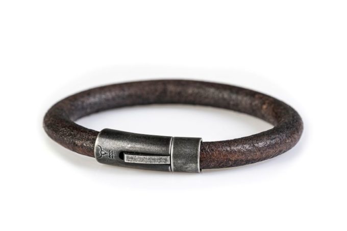 Herrenschmuck von Isarrider jetzt im online Shop erhältlich. Dieses stylische 8 mm braune vintage Lederarmband für Männer wird mit zunehmender Patina mit den Jahren immer mehr zu DEINEM ganz individuellen Begleiter.