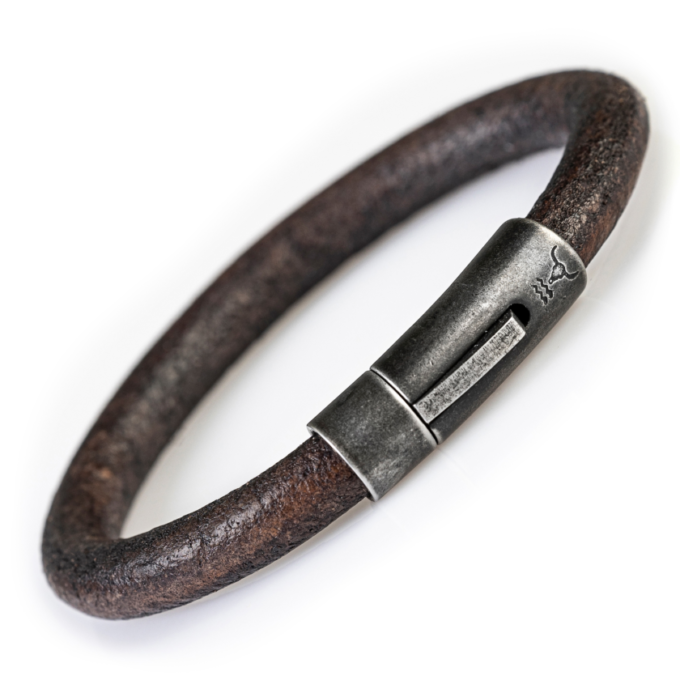 Vintage braunes Männer Lederarmband RANGER. ⌀ 9mm. Klassisches Armband aus dem Isarrider online Shop. Klickverschluss aus Edelstahl im vintage Dark-Steel Look mit tiefengraviertem und abriebfestem Stierkopf-Logo.