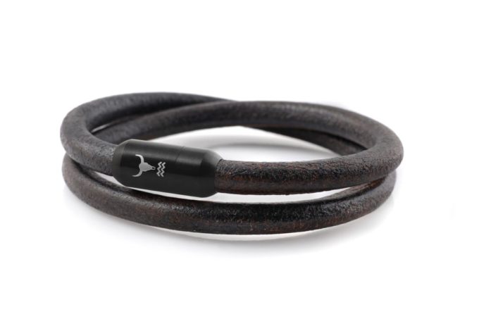 Vintage Herren Lederarmband braun aus der BLACK EDITION Kollektion von ISARRIDER. Für Männer und Frauen, lässig doppelt ums Handgelenk gewickelt.