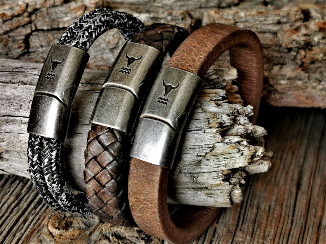 Für alle, die es gerne etwas breiter mögen! Herren Armbänder von ISARRIDER. Das RIDER passt nicht nur perfekt zur Jeans sondern auch zu edlerem Outfit! Ein Armband für Männer und ein Armband für Frauen die diesen Stil mögen. Erhältlich als Lederarmband und als Segeltauarmband bzw. Kletterseilarmband im Online-Shop für Armbänder.