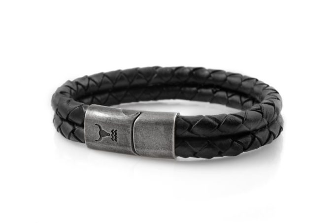 Schwarz geflochtenes Lederarmband für Herren aus dem Isarrider Armband Shop. Doppelt gewickelt aus hochwertigem Rindsleder mit stylischem vintage Schiebeverschluss aus Edelstahl.