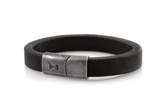 Wild, schlicht und schön. Das RIDER Herren Lederarmband in schwarz. Handgefertigt in Bayern im vintage-Style ist es die perfekte Ergänzung zu Deinem Outfit. Isarrider Armbänder - Entdecke den wilden Süden!