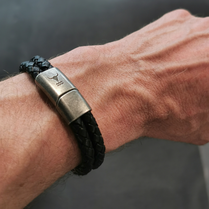 RIDER - Männer Lederarmband schwarz geflochten, doppelt gewickelt. Cool und elegant, ein besonderes Armband aus dem Isarrider online Shop.