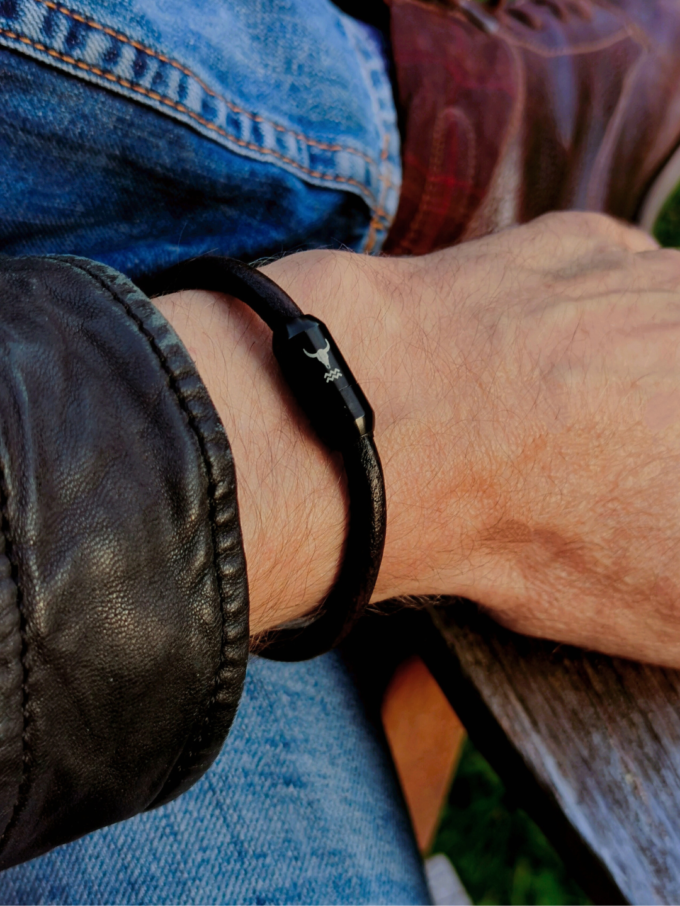 Braunes Lederarmband Black Edition. Isarrider Armband Shop.