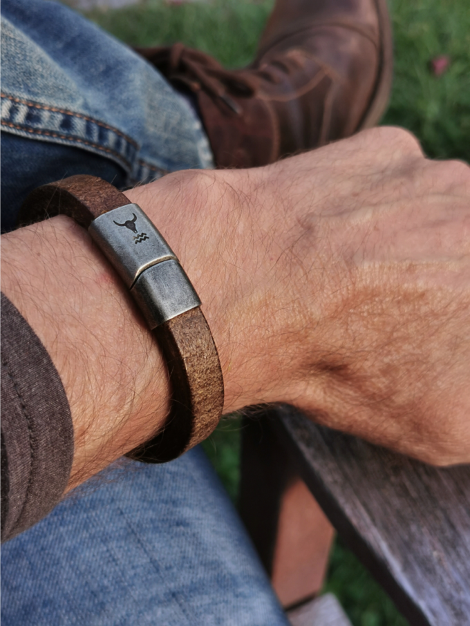 RIDER - Herrenarmband Leder in vintage braun. Jetzt kaufen im Isarrider online Shop! Lässiger Männerschmuck, passt perfekt zur Jeans und auch zu edlerem Outfit.