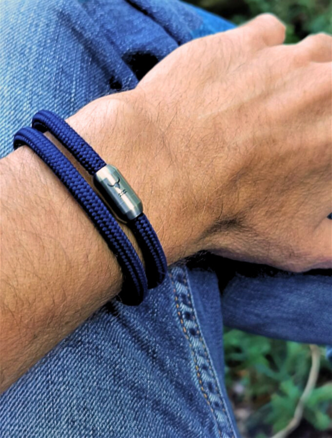 Herrenarmband Isarsilber blau, doppelt gewickelt. Passende Partnerarmbänder verfügbar.