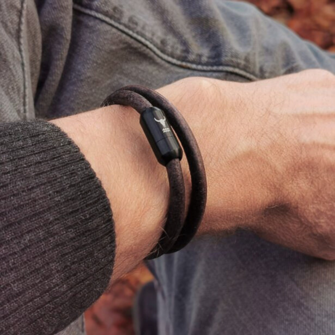 Lederarmband braun BLACK EDITION für Männer und Frauen, doppelt gewickelt. Cool und lässig, ein Armband das mit zunehmender Patina immer mehr seinen eigenen Stil entwickelt. Hier Isarrider Armband Shop zu kaufen.