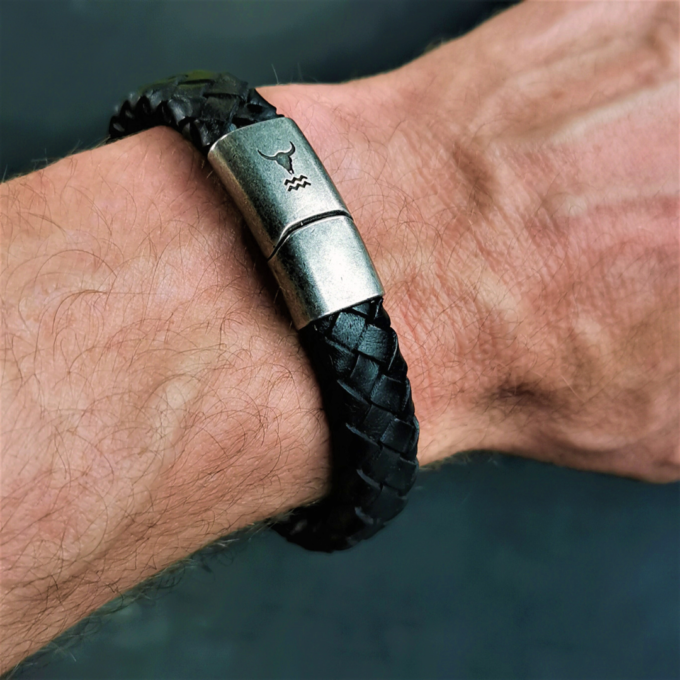 RIDER Lederarmband schwarz geflochten für Männer. Herren Schmuck aus dem Isarrider Armband Shop jetzt online kaufen!