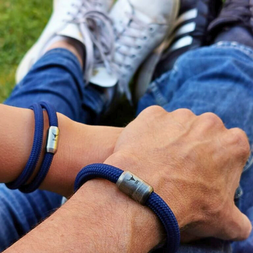 Partnerarmbänder aus Stoff aus dem Isarrider Armband Shop. Du bist auf der Suche nach einem Schmuck Geschenk? Hier findest du Pärchen Armbänder aus Segeltau und Leder. Geliefert in unseren schönen Holzboxen ein ziemlich perfektes Geschenk.