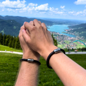 Hier findest du hochwertige Partnermbänder Leder aus allen Armband-Kategorien. Jetzt im Isarrider online Shop kaufen!