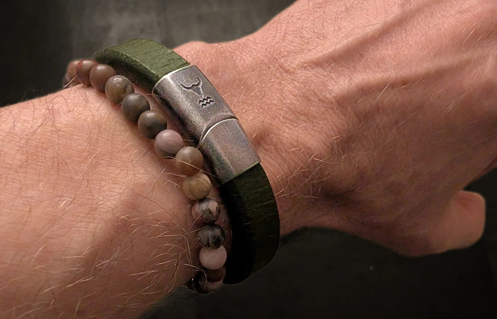 Shop the Look versteinertes Holz Armband und Rider oliv