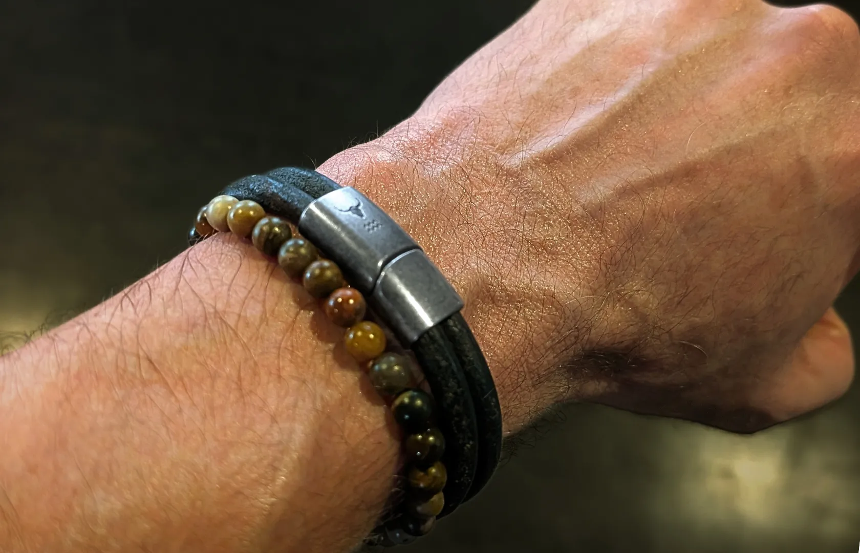 Shop the Look Versteinertes Holz Perlenarmband und RIDER Leder grau-braun doppelt