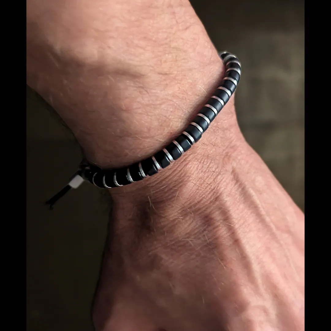 Das Perlenarmband schwarz für Männer aus Achat in hochwertigem Scheibenschliff steht für zeitlose und unaufdringliche Eleganz. Es passt nicht nur zu Jeans und T-Shirt, sondern auch hervorragend zu Hemd und Anzug. Das ideale Accessoire für den modernen Mann!