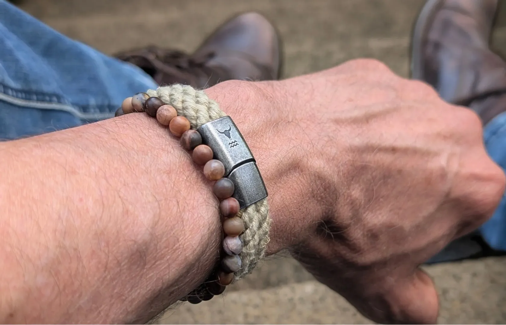 Shop the Look Versteinertes Holz Perlenarmband und RIDER retro doppelt gewickelt