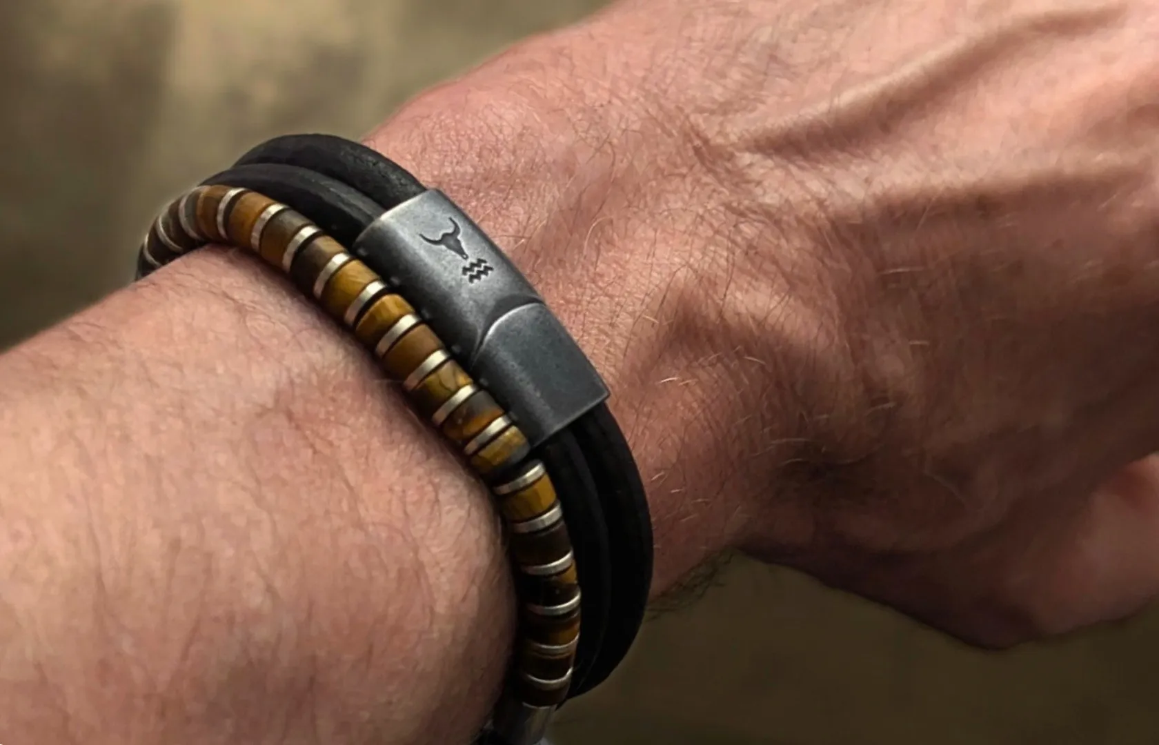 Shop the Look Tigerauge Perlenarmband und RIDER Lederarmband grau-braun doppelt gewickelt