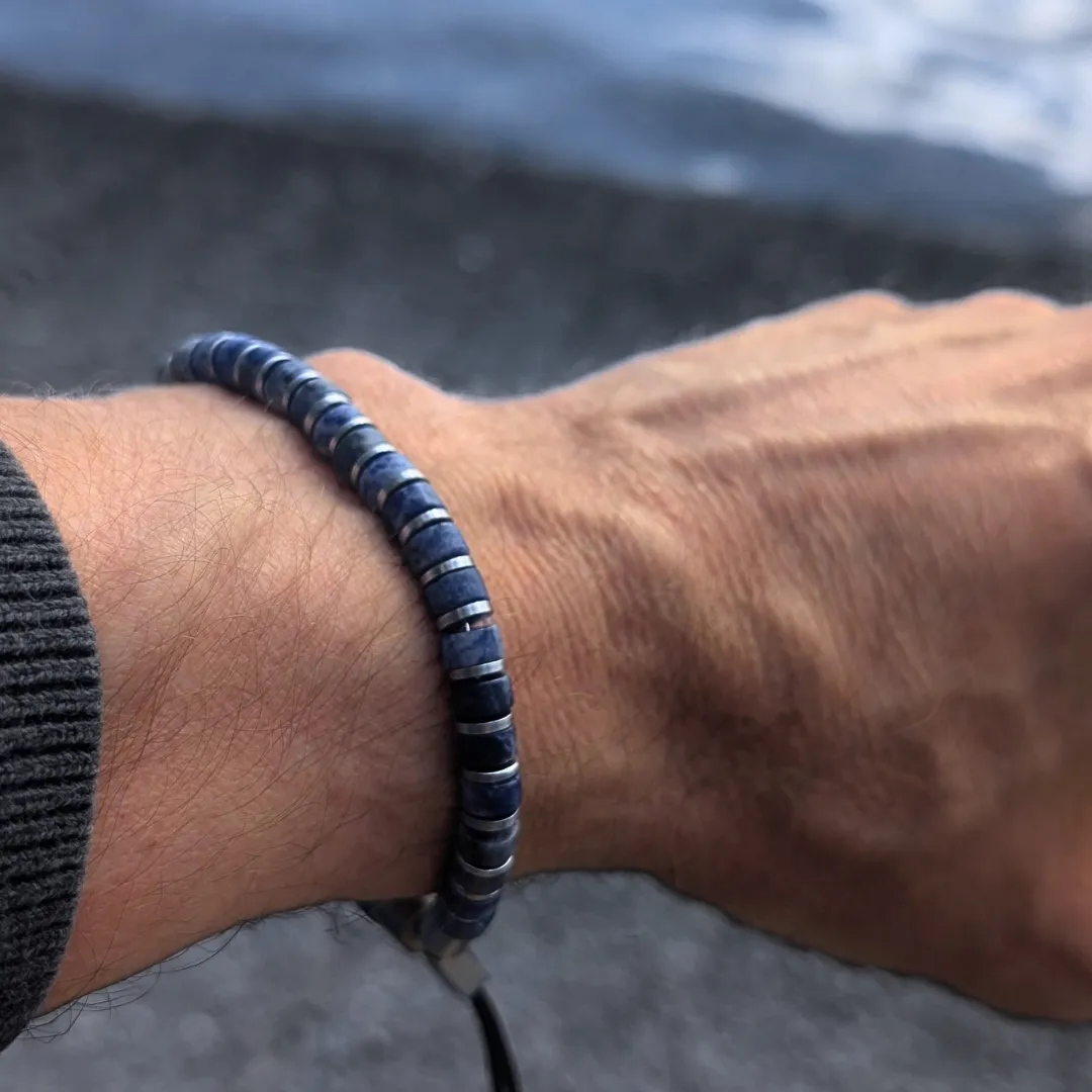 Blaues Perlenarmband Herren aus dem Isarrider online Shop. Jedes Armband ein Unikat. Mit Schiebeverschluss aus Edelstahl, grössenverstellbar.
