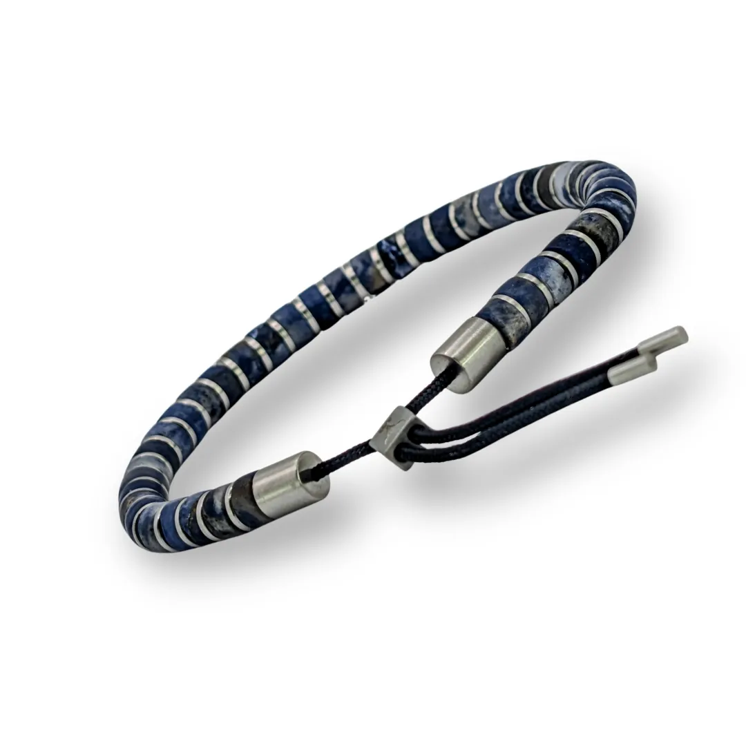 Isarrider Perlenarmband Herren aus blauem Sodalith. Einzigartig und echt, jedes Armband ein Unikat. Mit Schiebeverschluss aus Edelstahl, grössenverstellbar.